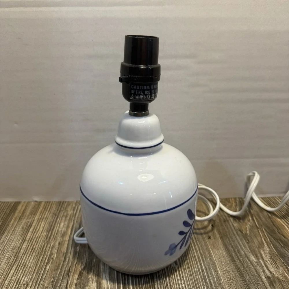 Vintage Blue and White Simple Jug Lamp }‎ Floral Blue Table Lamp